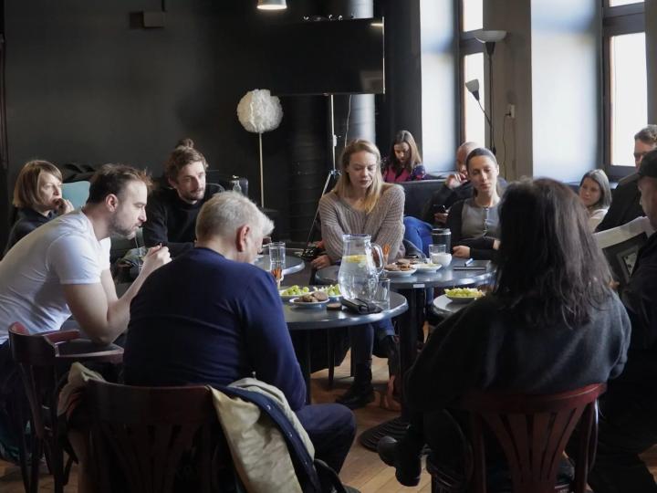 Prológ. Vojna. Mier. a diskusia s jej tvorcami.