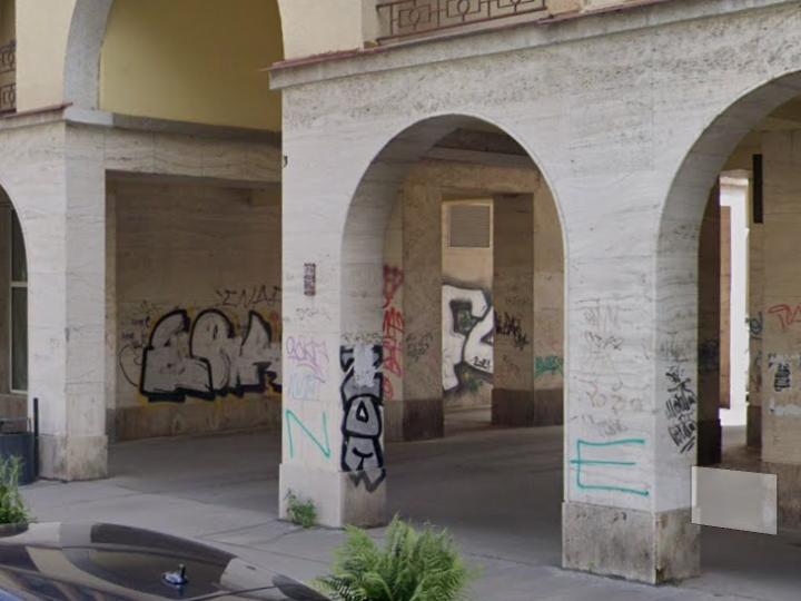 Skúšobné čistenie travertínového obkladu na Starom Bulvári